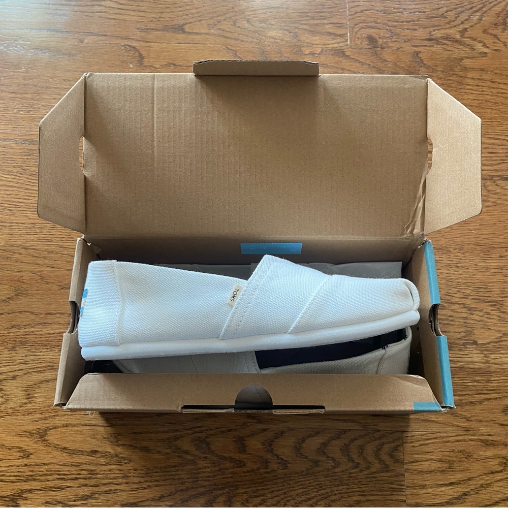 NIB Toms white canvas shoes